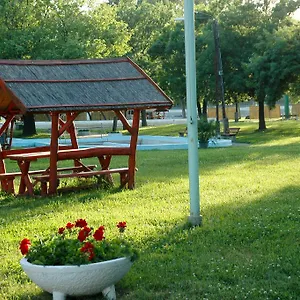 Kemping Szegedi Partfuerdo Es, Segedyn